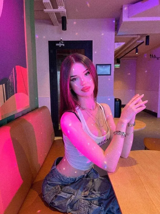 Disco Glam look: the same café booth washed in pink and purple party light with sparkles